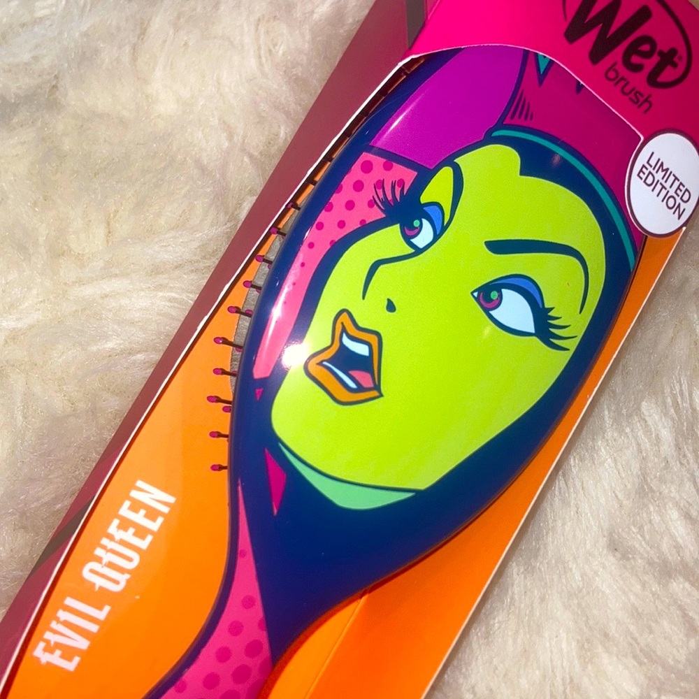 *SOLD* 🍎 Evil Queen Disney Wet Brush